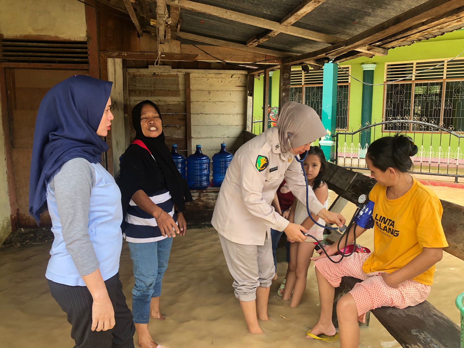 Tim Dokkes Polres Kuansing Lakukan Bakti Kesehatan Terhadap Masyarakat Terdampak Banjir di Desa Peta